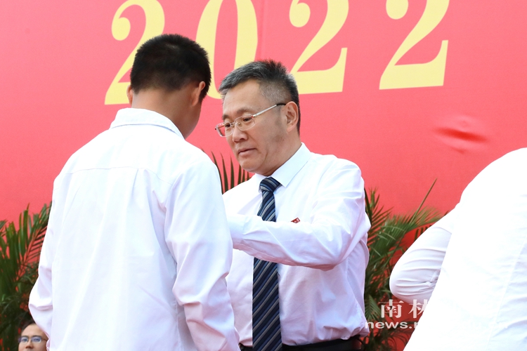 校党委书记赵茂程为新生代表佩戴校徽